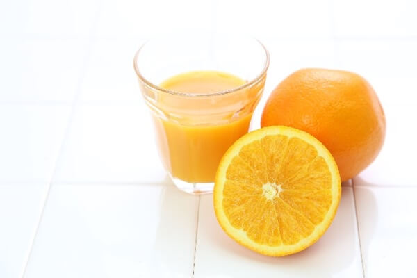 オレンジジュースと切ったオレンジ