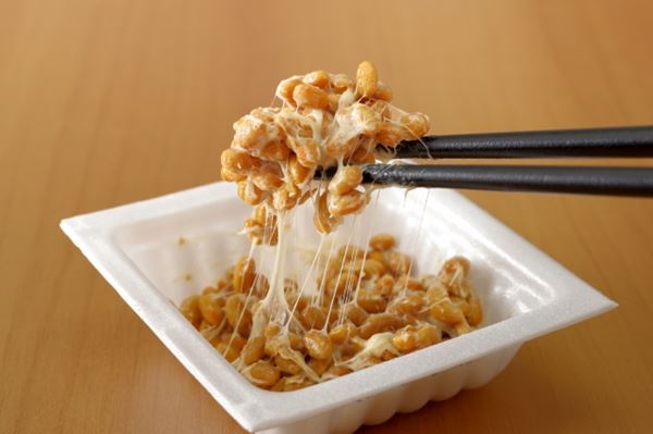 箸で持ち上げた納豆